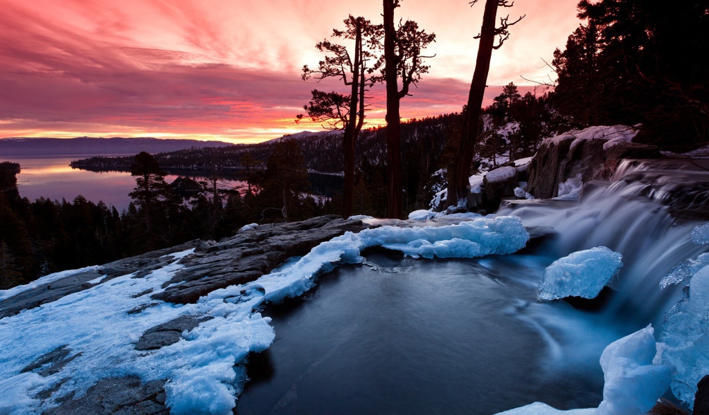 Водопад во льду на фоне заката
