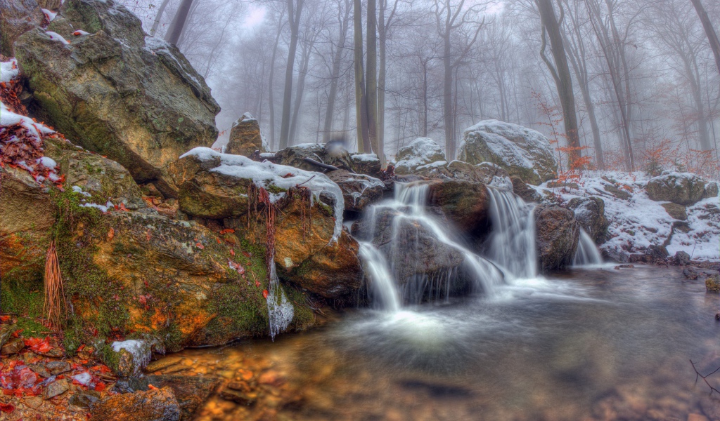 Водопад на фоне туманного леса