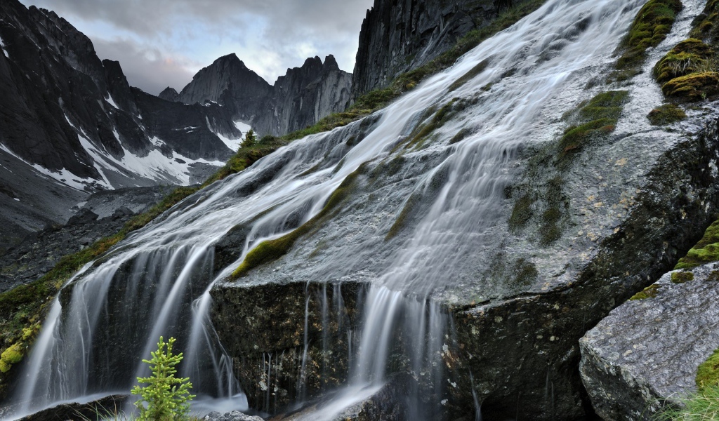 Водопад на склоне горы