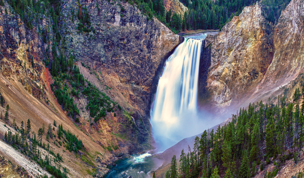Поток воды в горах