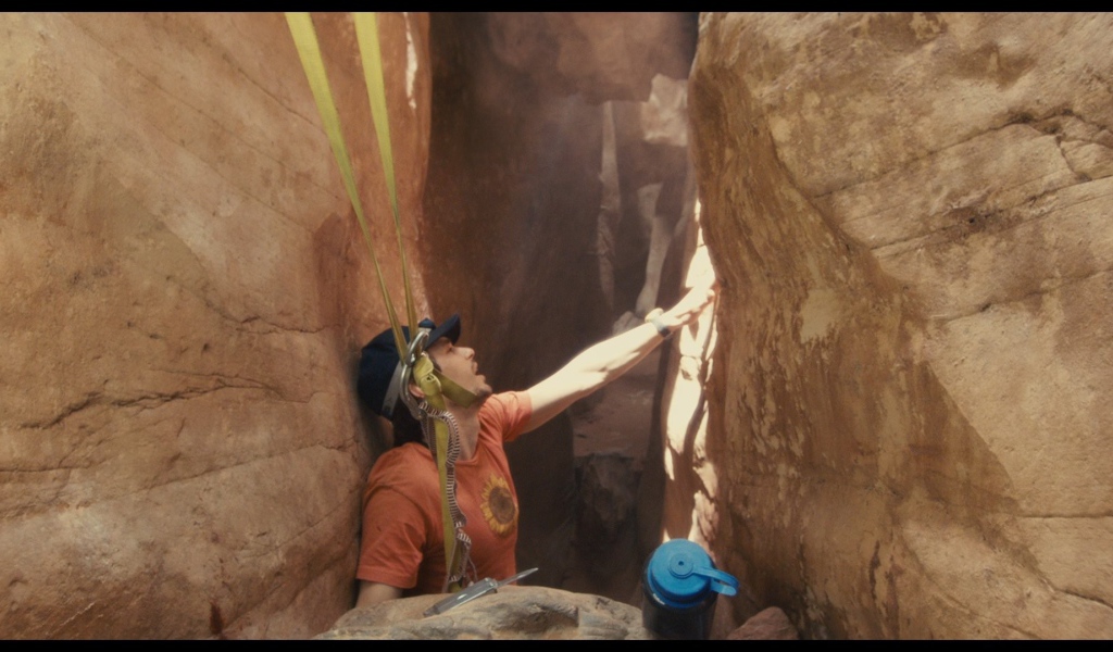 Спелеолог зажат среди скал