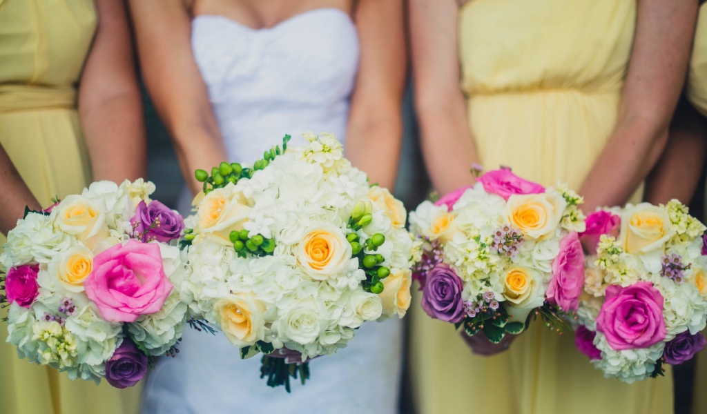 Букеты в руках подружек невесты