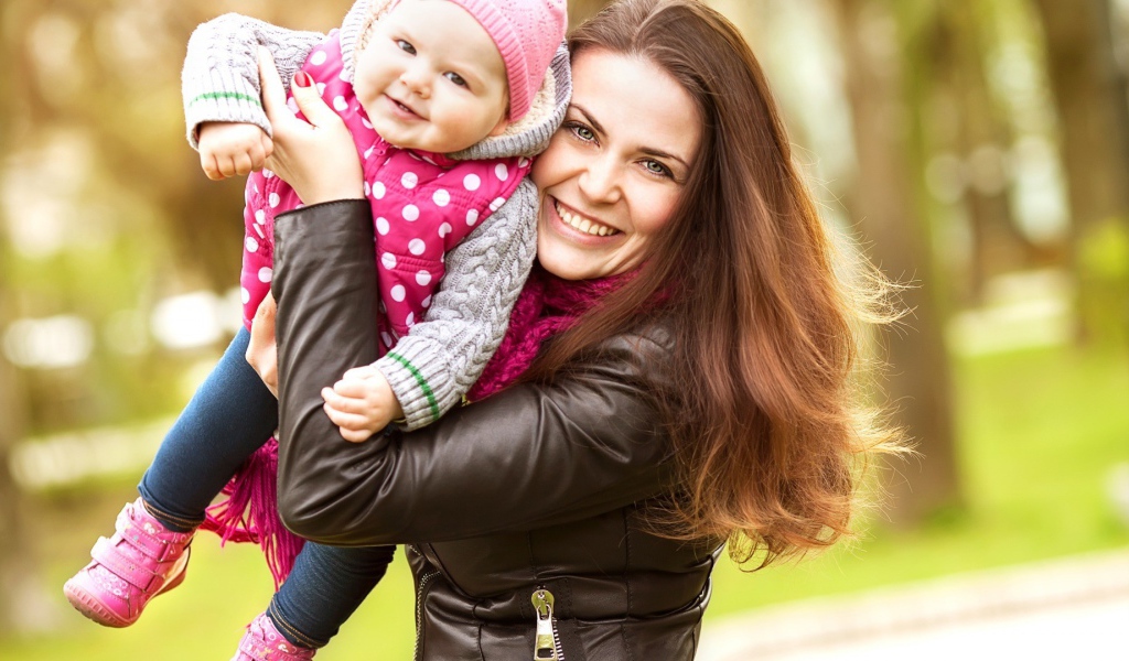Счастливая мама с малышом на руках
