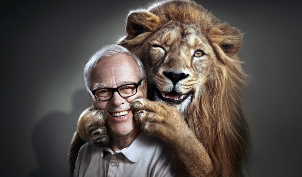 Лев обнимает дрессировщика