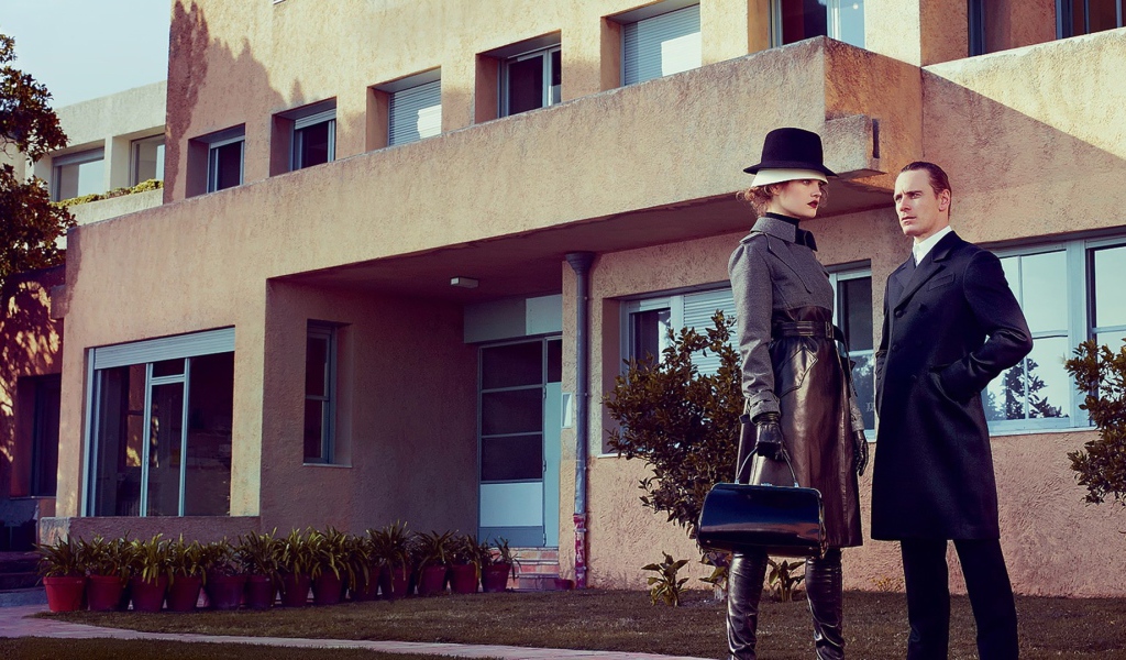 Мужчина и женщина в стиле ретро у дома