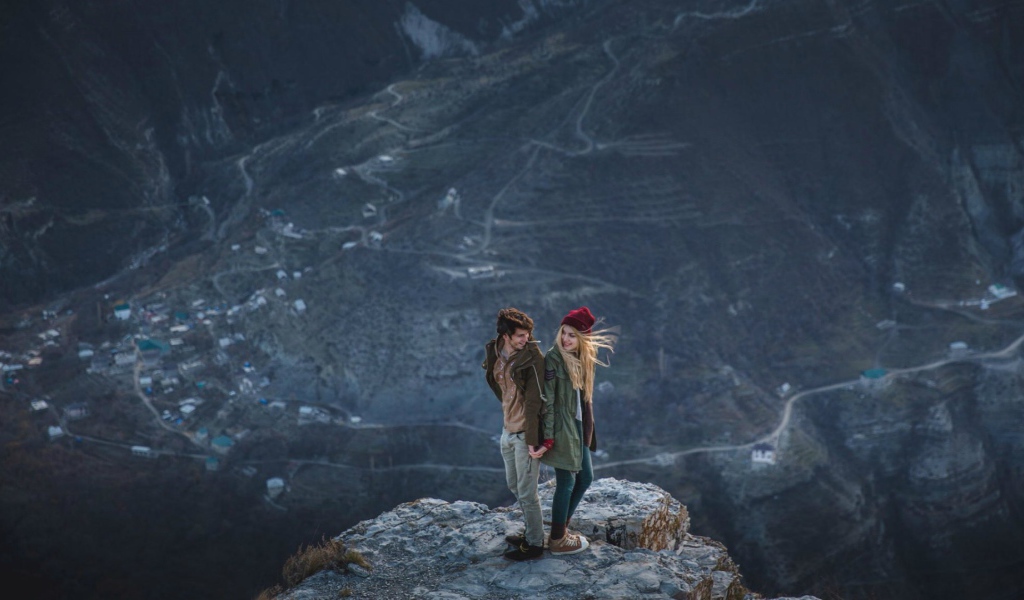 Парень и девушка на вершине горы