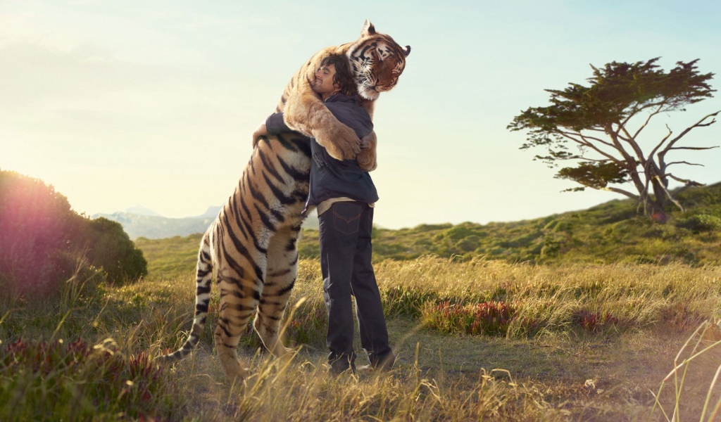 Человек обнимается с тигром