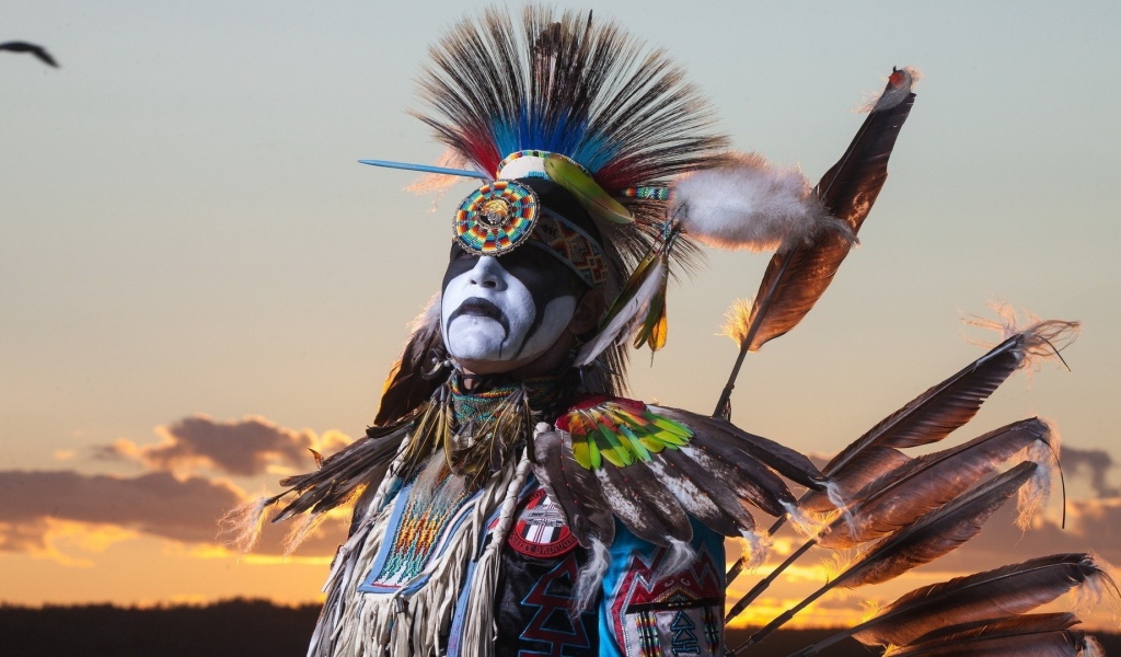 Коренной американец в традиционном наряде