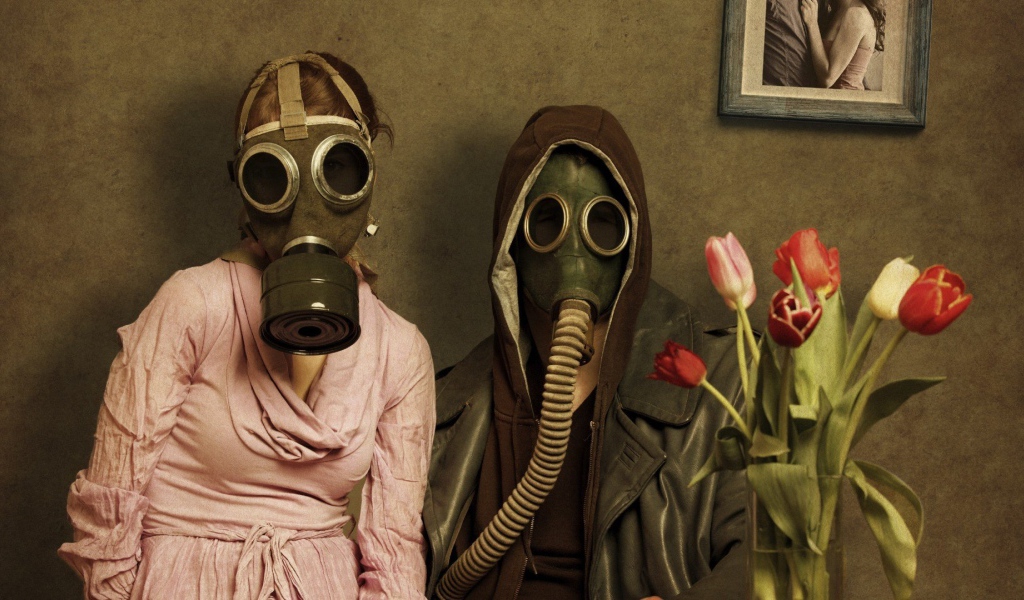 Люди в противогазах с букетом