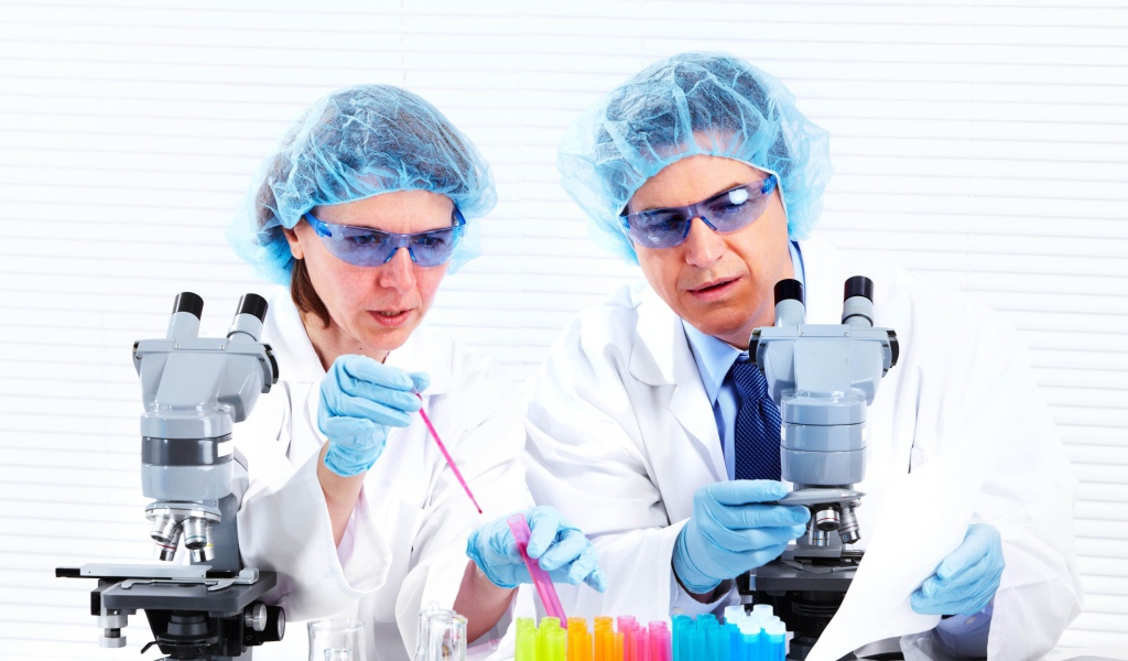 Ученые в лаборатории
