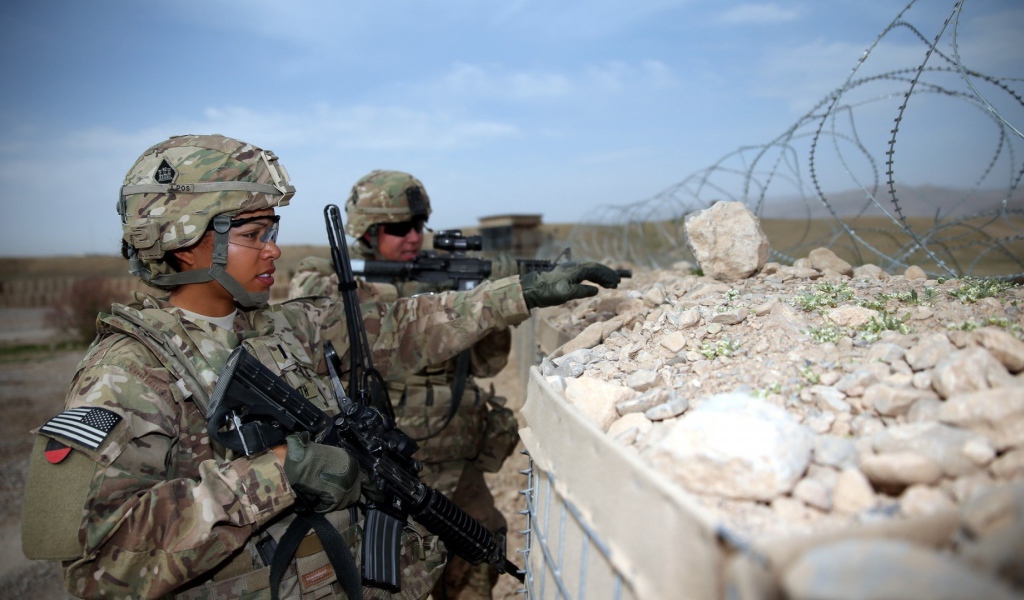 Солдаты США в окопе