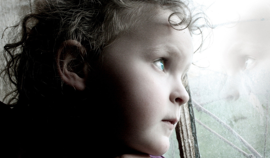 Ребенок смотрит в окно