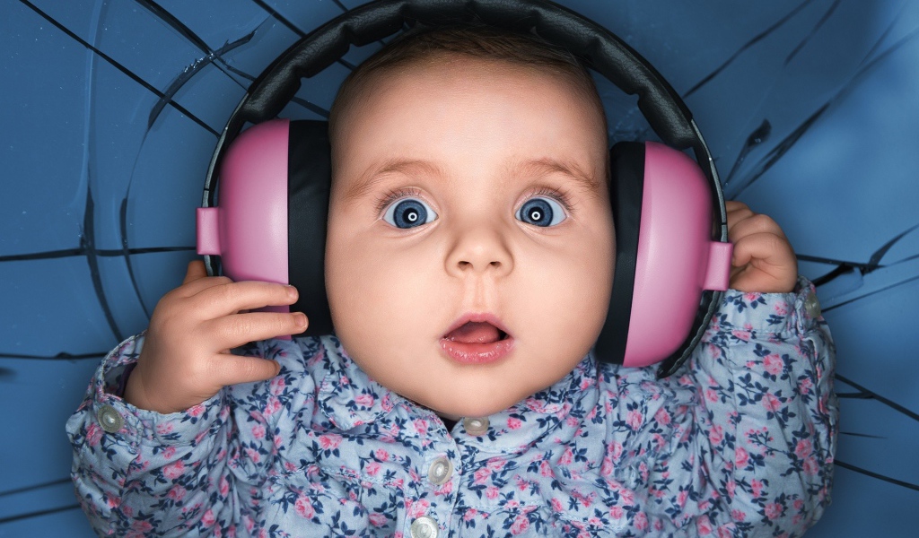 Ребенок в розовых наушниках