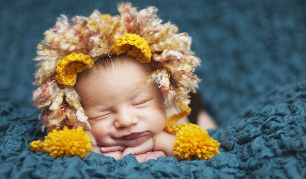 Ребенок спит в забавной шапке