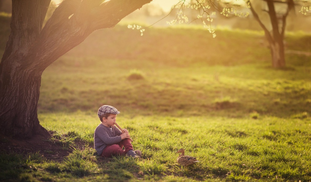 Мальчик играет на флейте