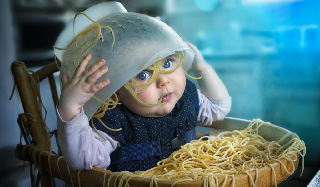 Ребенок с лапшой