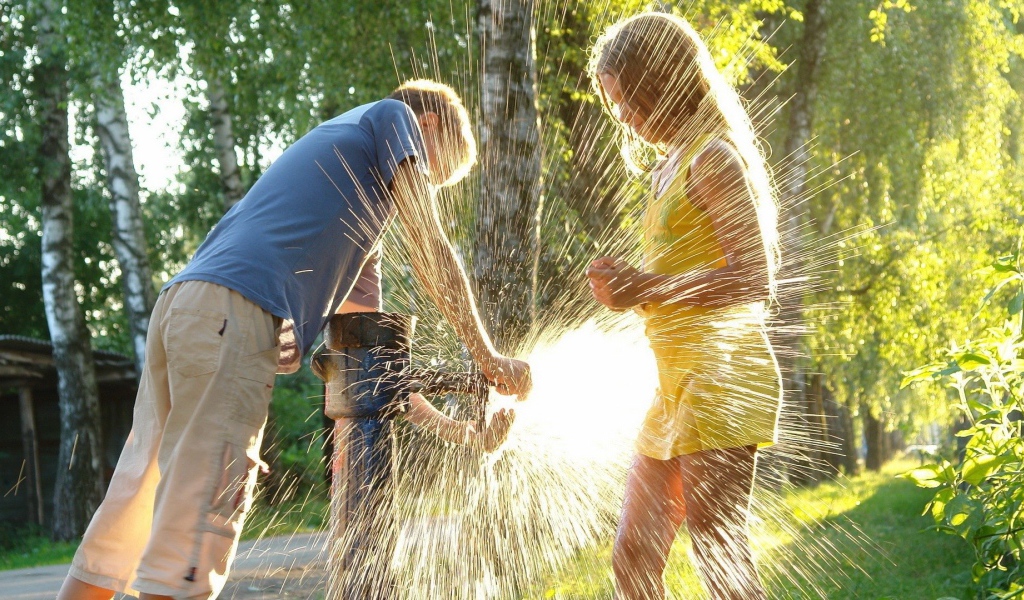 Дети играют с водой