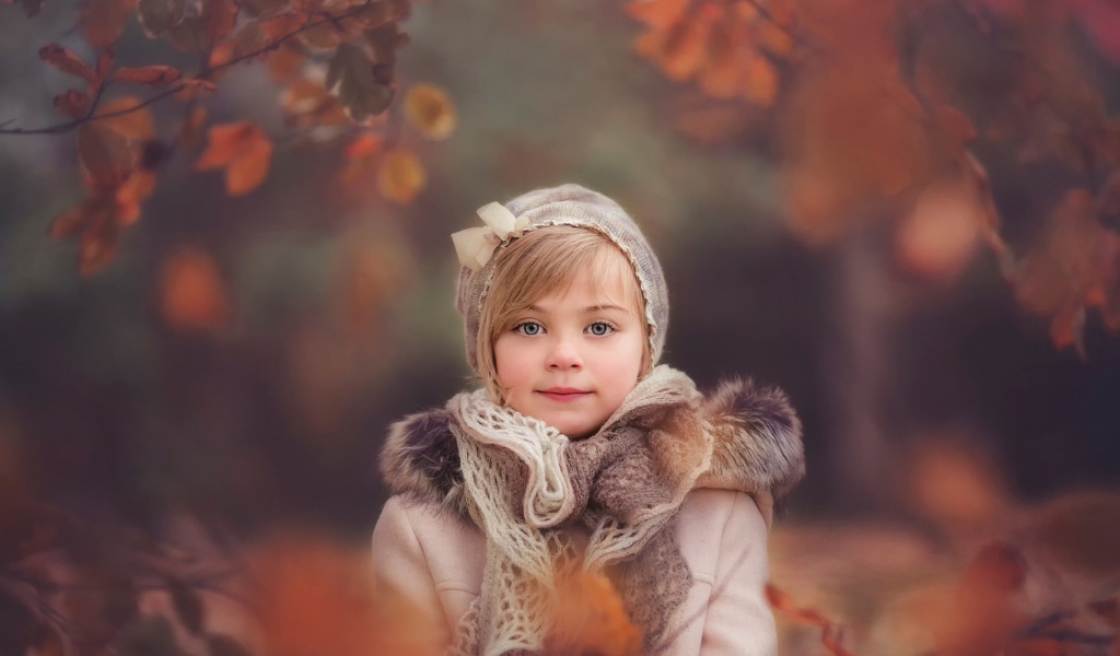 Девочка ребенок в осеннем наряде