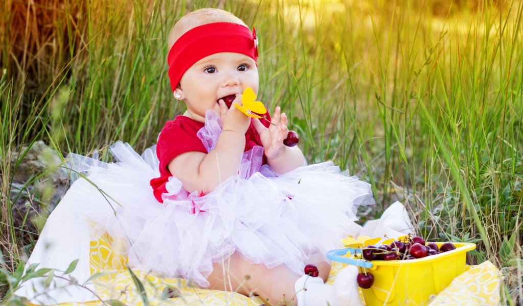 Девочка кушает спелые вишни
