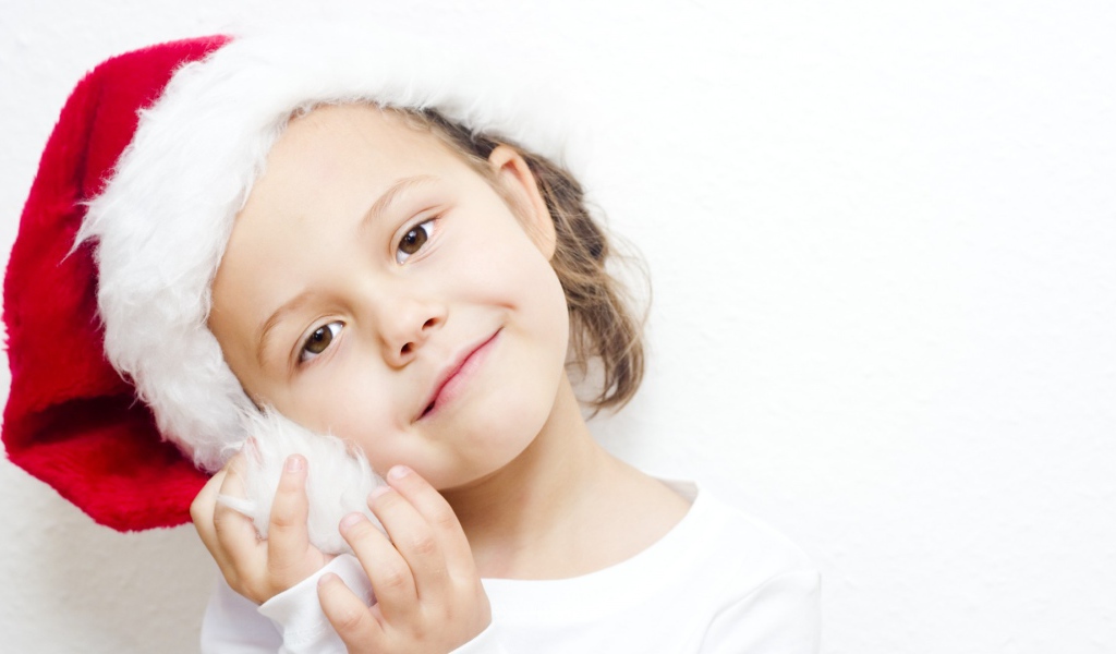 Девочка в шапке Санты