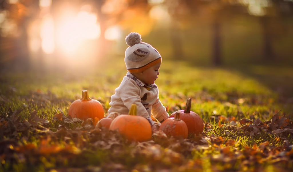 Девочка играет с тыквами