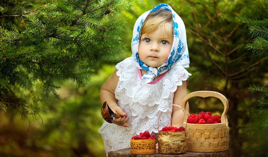 Девочка с корзинками лесных ягод