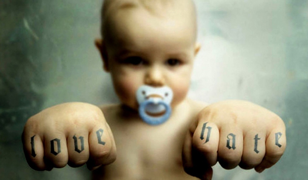 Надписи на пальцах малыша