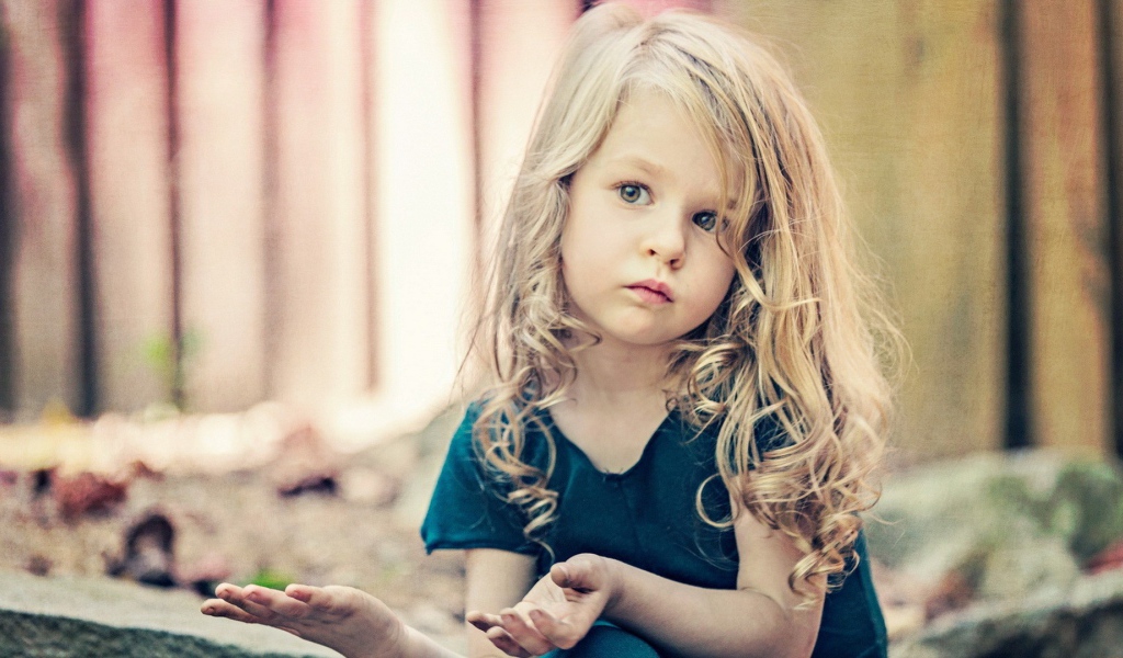 Маленькая белокурая девочка