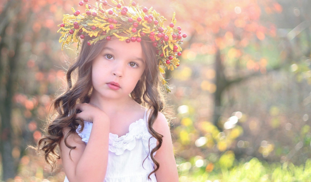 Маленькая девочка с венком на голове