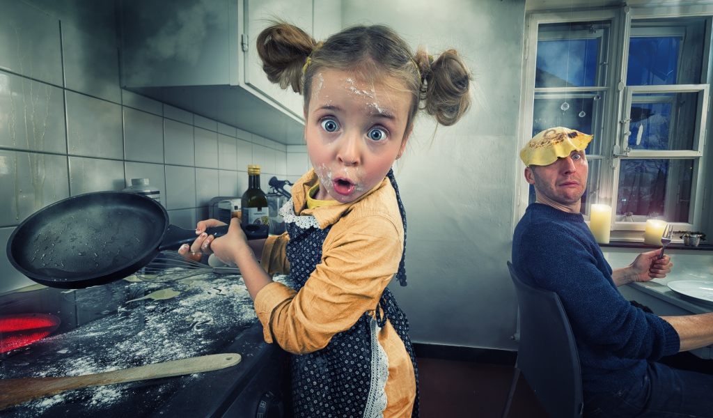 Маленькая помощница на кухне