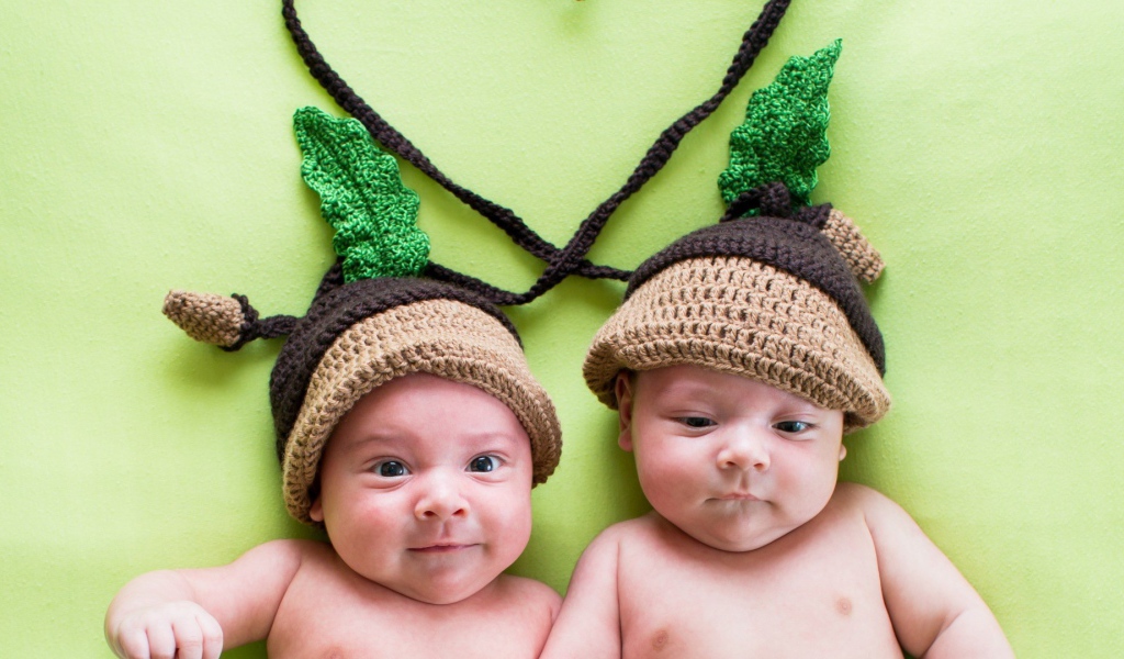 Маленькие близнецы в милых шапках