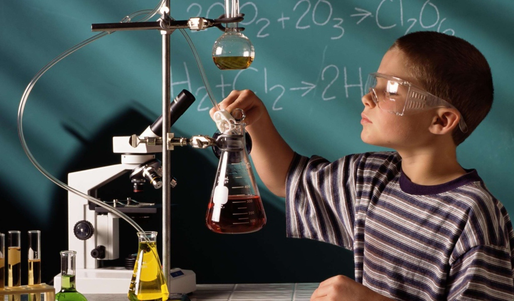 Школьник в кабинете химии