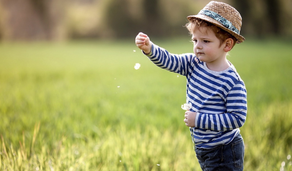 Мальчик в полосатой кофточке