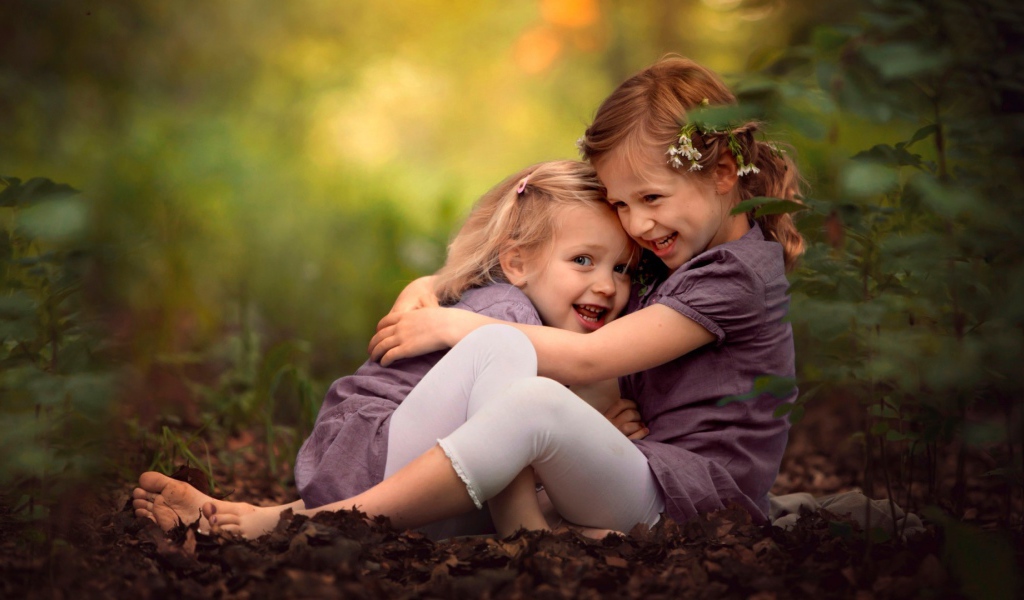 Две милых сестрички играют в парке