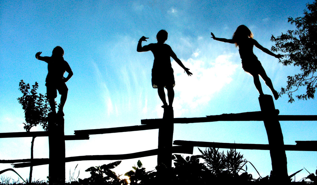 Дети позируют