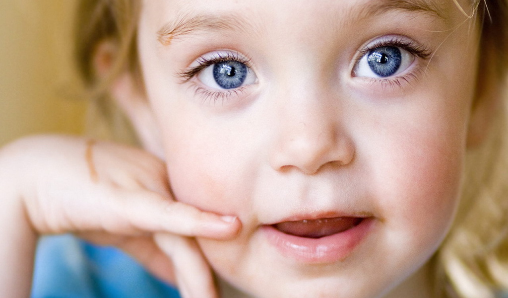 Маленькая девочка с голубыми глазами