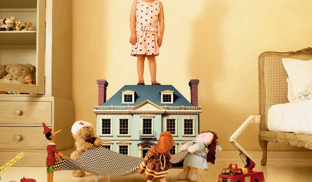 Девочка на крыше дома