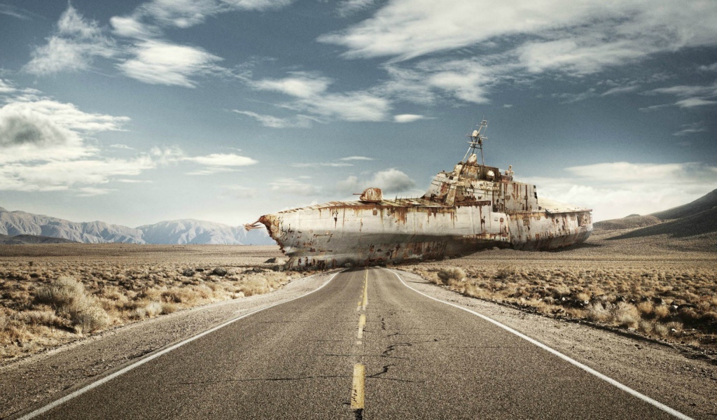 Подводная лодка в пустыне