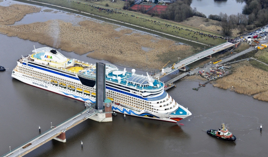 Корабль Аида проходит разводной мост