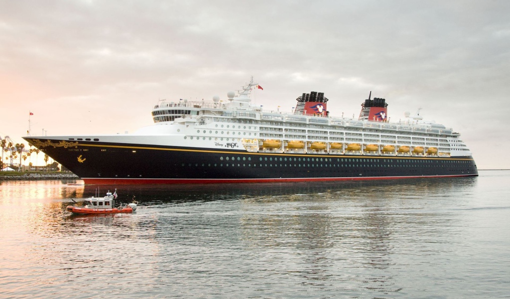 Черный королевский круизный лайнер