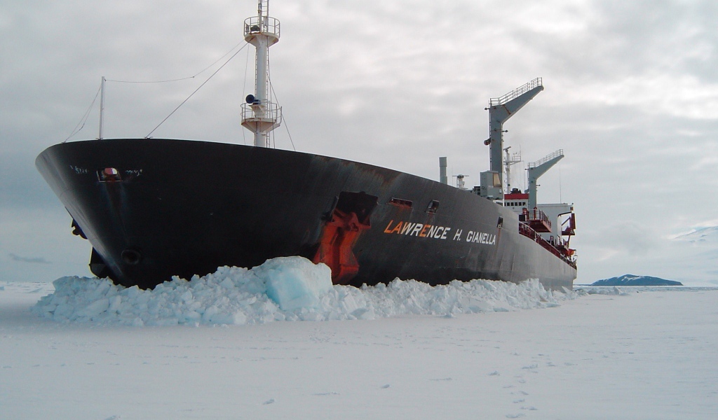 Черный корабль застрял во льдах