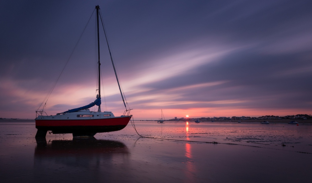 Катер на суше во время отлива