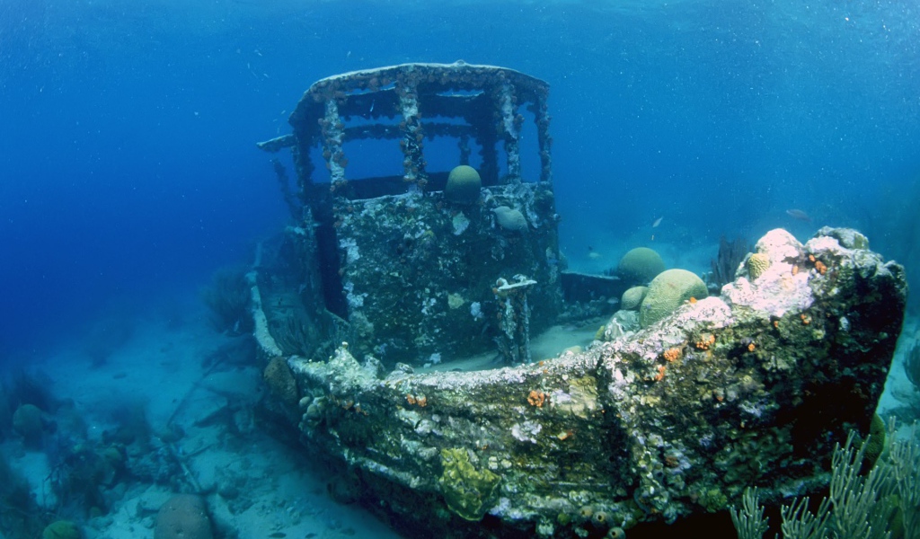 Лодка на дне моря