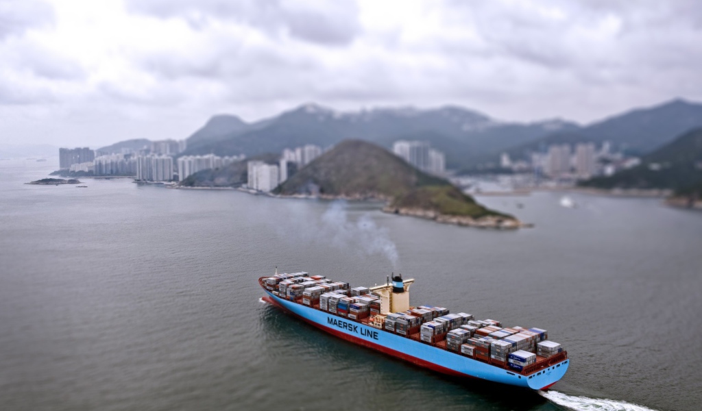 Контейнеровоз отправляется в путь