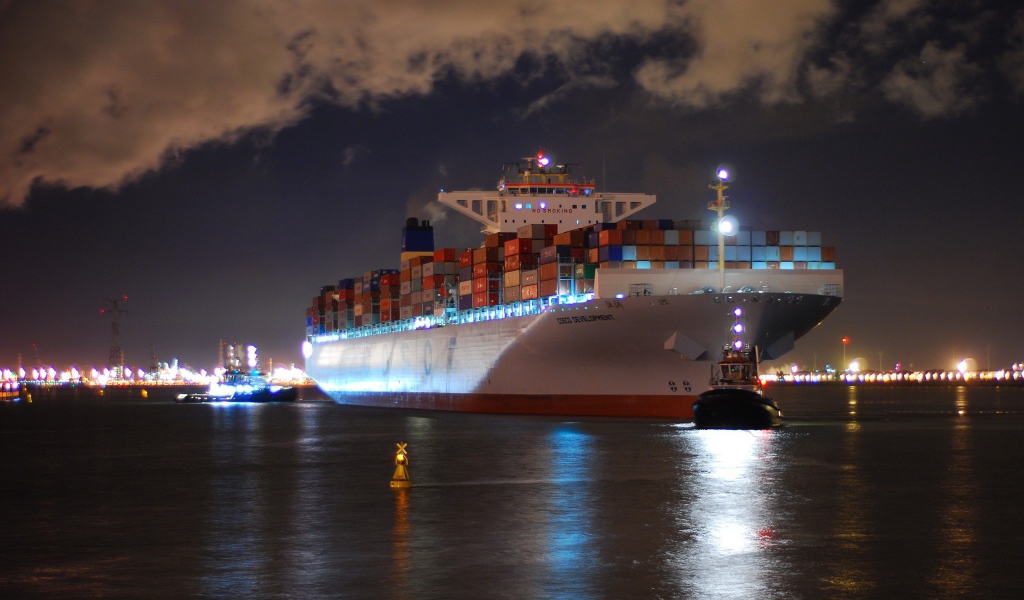 Контейнеровоз Коско в порту