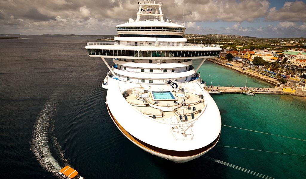 Круизный лайнер с обзорной палубой