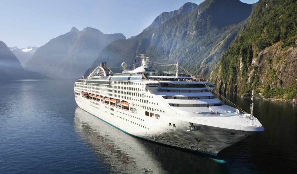 Круизный лайнер у берегов Норвегии