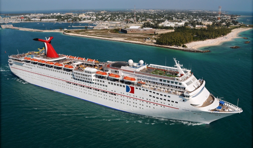 Круизный корабль с красной трубой