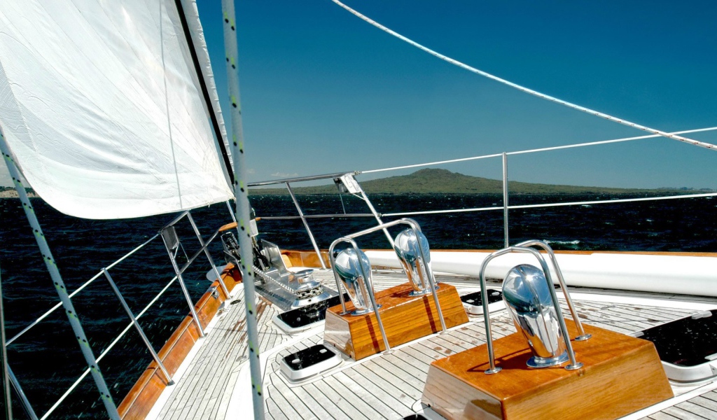 Палуба парусной яхты