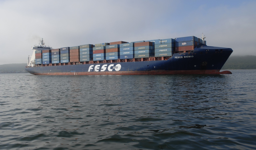 Корабль Феско перевозящий контейнеры